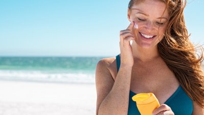 Как да премахнете следи от слънцезащитен крем по банския 