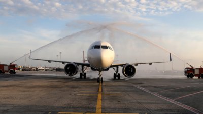 С воден салют посрещнаха първия чартър на „България Еър“ в Тел Авив