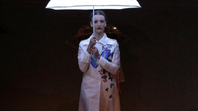 По дрехите посрещат