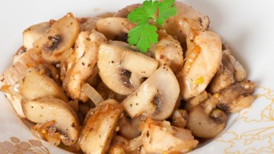 Пилешки гърди с гъби в сос