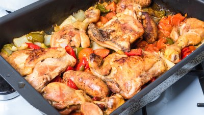 Печено пиле със зеленчуци по средиземноморски