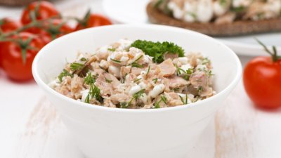 Салата с розови домати и риба тон 