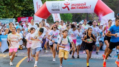 Небето над Бургас избухна във всички цветове на дъгата за 20-я юбилеен сезон на „Нестле за Живей Активно!“