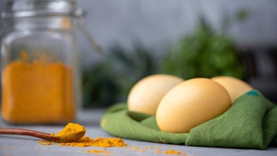 Маска с жълтък и куркума мигновено изглажда бръчките 