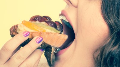 Защо жените жадуват за десерти следобед?