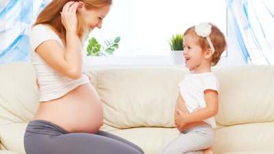 По какво си приличат бременните с малките деца?