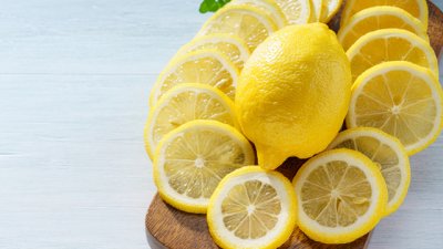 Безопасно ли е да ядете кората на лимона? 