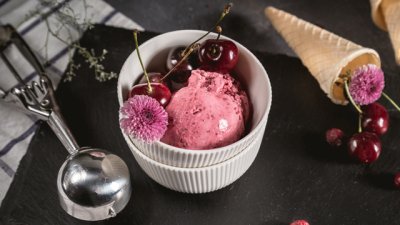 Домашен сладолед с череши в машина