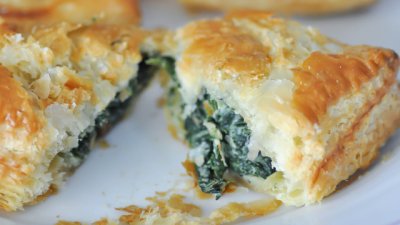 Мини гръцки бюрек със спанак и сирене 