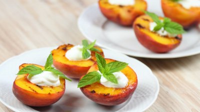 Нектарини на грил с бурата и мед