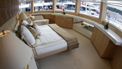 Целувки, прегръдки, секс, и какво още се прави в леглото?