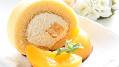 Кекс руло със сладолед и праскови