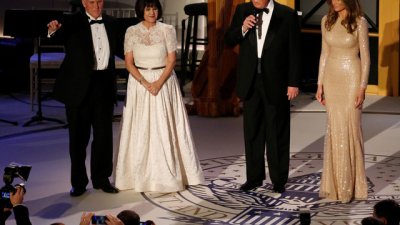 Мелания блести в златна рокля преди клетвата на Доналд Тръмп