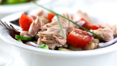 Доматена салата с риба тон