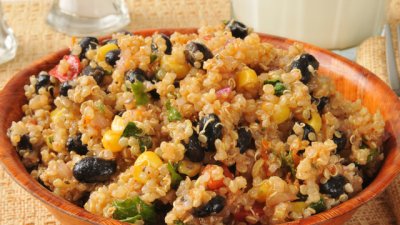 Киноа с черен боб и царевица