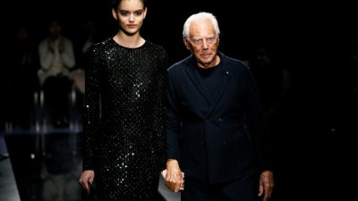 Кадифе в черно и флорални бродерии от  Giorgio Armani