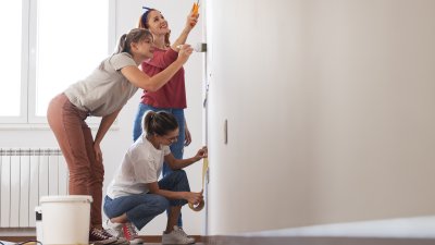 Трикове за премахване на боя или латекс от дрехите