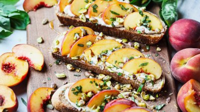 Тост с рикота, праскова и шамфъстък