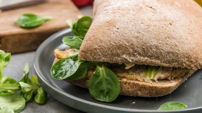 Вегетариански средиземноморски сандвич