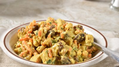 Пилешка салата с кашу и стафиди 