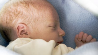 Нормално ли е бебето да губи коса? 