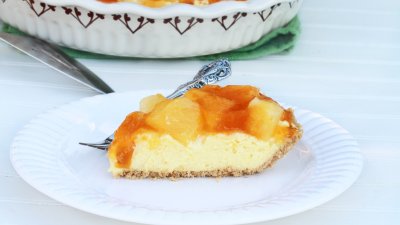 Бърз пай с праскови и крема сирене