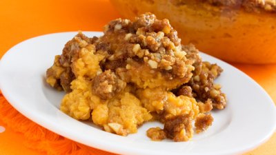 Крамбъл със сладки картофи и орехи 