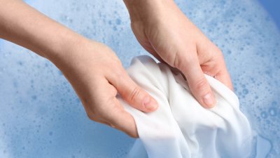 Как да отстраним упорити замърсявания от връхните дрехи