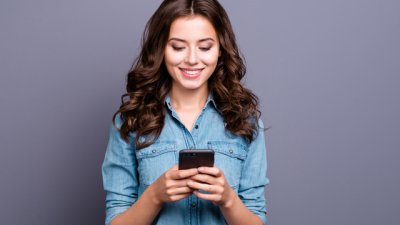 Как да флиртувате самоуверено, докато си пишете