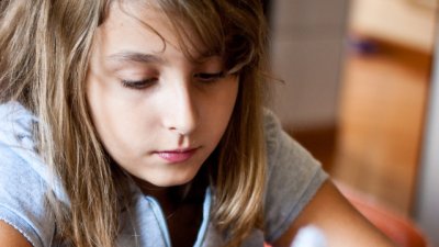 Намаляват часовете в училище, за да се прибират децата по светло