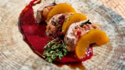 Свинско руло с праскови, ябълки и вишни