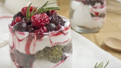 Замразен йогурт с горски плодове и гранола