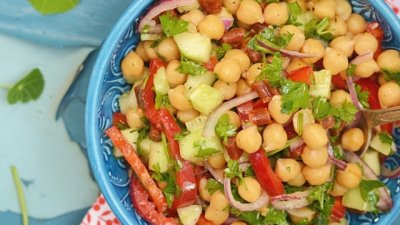 Лесна салата с нахут