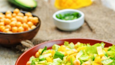 Салата с авокадо, нахут и манго