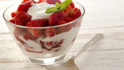 Ягоди с цедено кисело мляко