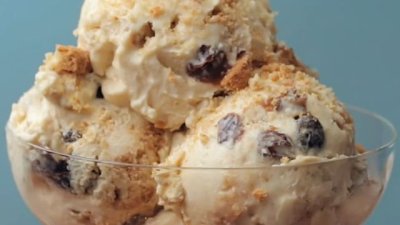 Сладолед в блендер с бисквити и стафиди