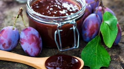 Сладко от сини сливи с лимонов сок