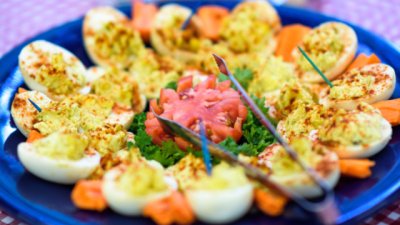 Яйца с плънка от синьо сирене