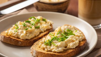 Яйчена салата с майонеза и лук