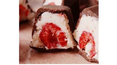 Бонбони с течен шоколад, малини и коняк