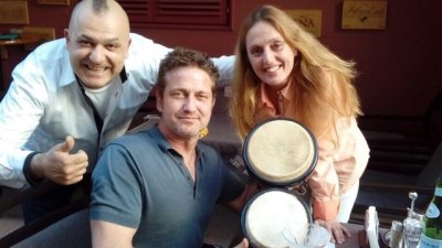 Джерард Бътлър свири на перкусии в заведение в Пловдив