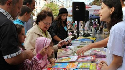 Вземете нова книга срещу стара хартия