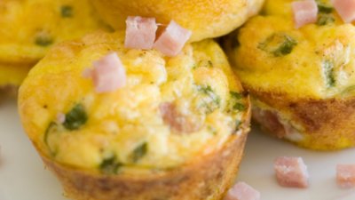 Яйчени мъфини с бекон и лук