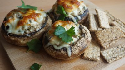 Видео рецепта: Гъби с пилешко месо