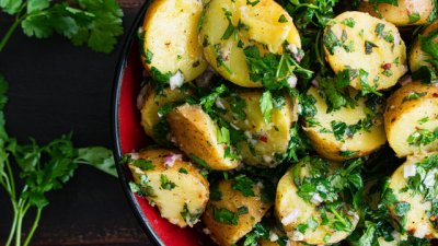 Картофи с масло и магданоз 