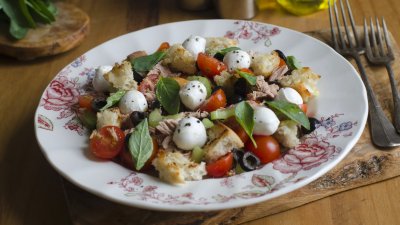 Салата панцанела с моцарела и риба тон