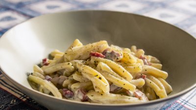Паста Качо е пепе с бекон