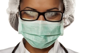 Как да носите предпазна маска без очилата ви да се запотяват? 