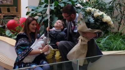 Д-р Енчев прибра Теди Велинова и малката София у дома