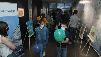 Над 40 картини озариха коридорите на ВУЗФ в изложбата „Деца помагат на деца“